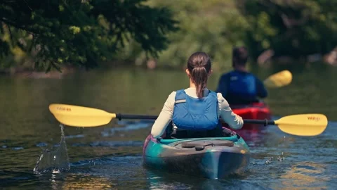 Close Up Two People on Kayaks on River in Oregon Washington Columbia Gorge 库存影片 280702226
