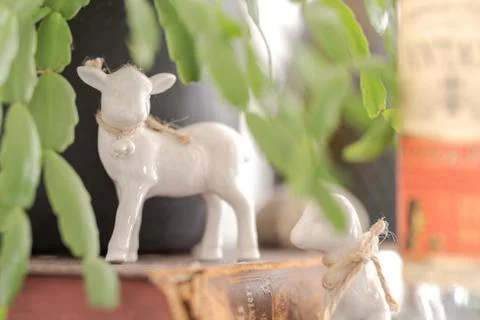 Close up of two small paschal easter lamb figurines made of white china stand Foto stock