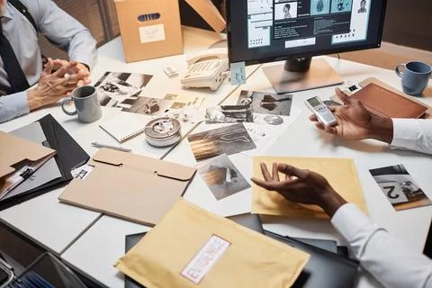 Close up of two unrecognizable detectives discussing case in office Stockfoto's