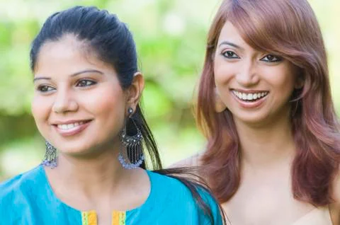 Close-up of two women smiling Stockfoto's