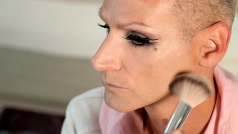 Close Uh of Man putting on make up and powdering his face Video stock 161834252