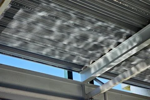 Close up Under Metal Bridge with Waves of Water Reflection on Surface. Foto stock