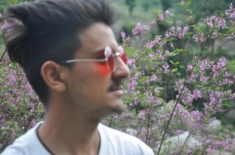Close-up of unfocused side face view of a young guy wearing red sunglasses Stock-Fotos
