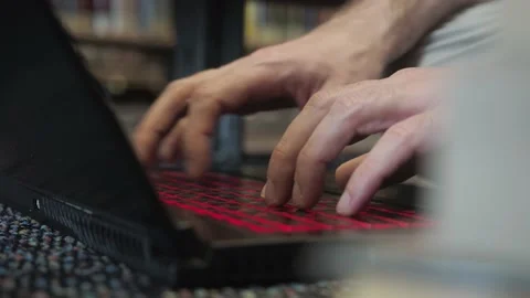 Close up. Unrecognizable man's hands typing quickly on a laptop black keyboard 库存影片 153767582