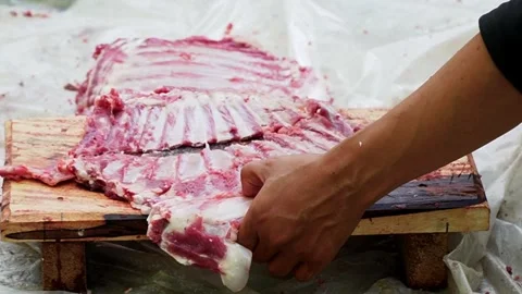 Close-up of unrecognizable people hands cutting fresh raw beef with knives  Vídeos de archivo 338047033