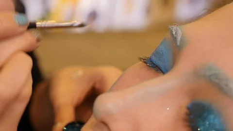 CLOSE UP Unusual make up Blue Eyebrows teen apply glue on eyelids for glitter Vidéo 91917429