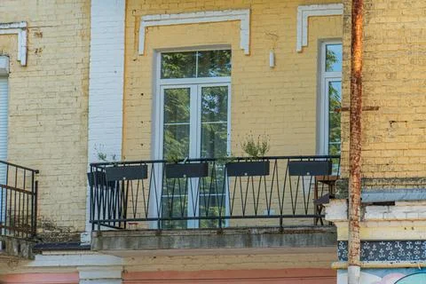 Close-up of an upper-floor caf or restaurant seating area, enclosed by bric.. Stock-Fotos