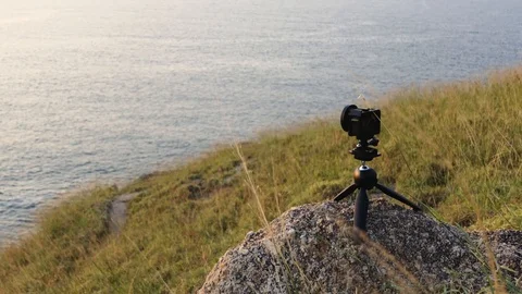 Close-ups of the GoPro Hero 7 camera on a video tripod. Vidéo 100187816