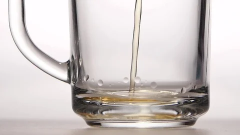 Close ups, jet of hot tea fills the glass cup Vidéo 73854999