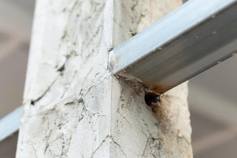 Close-up of urban construction site emphasizing structural integrity in ind.. 库存照片