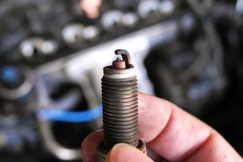 Close up of used spark plug in hand , car spark plug for engine ignition system 스톡 사진