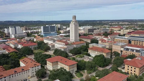 Close UT Tower and Main Building Overlooking Forty Acres Campus Vidéo 98112970