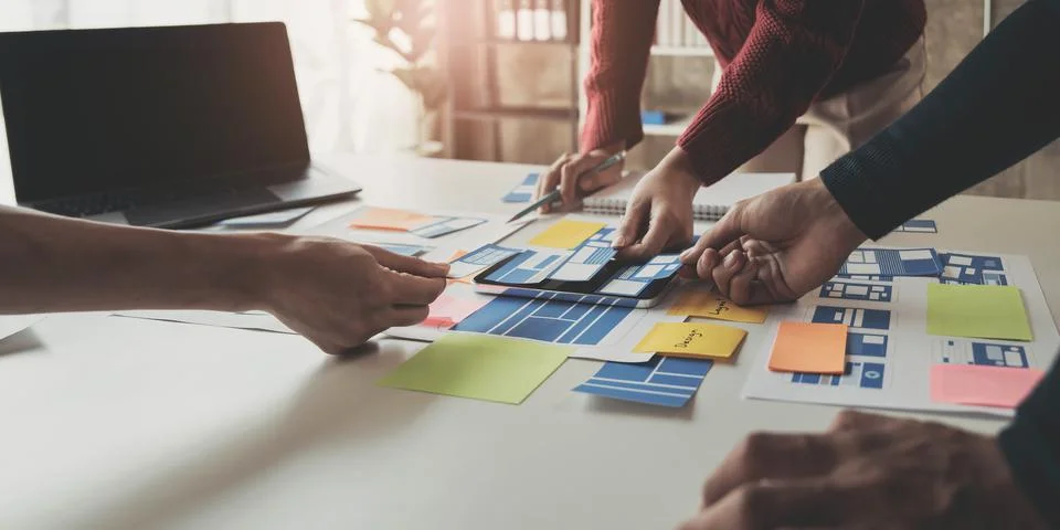 Close up ux developer and ui designer brainstorming about mobile app interface 스톡 사진