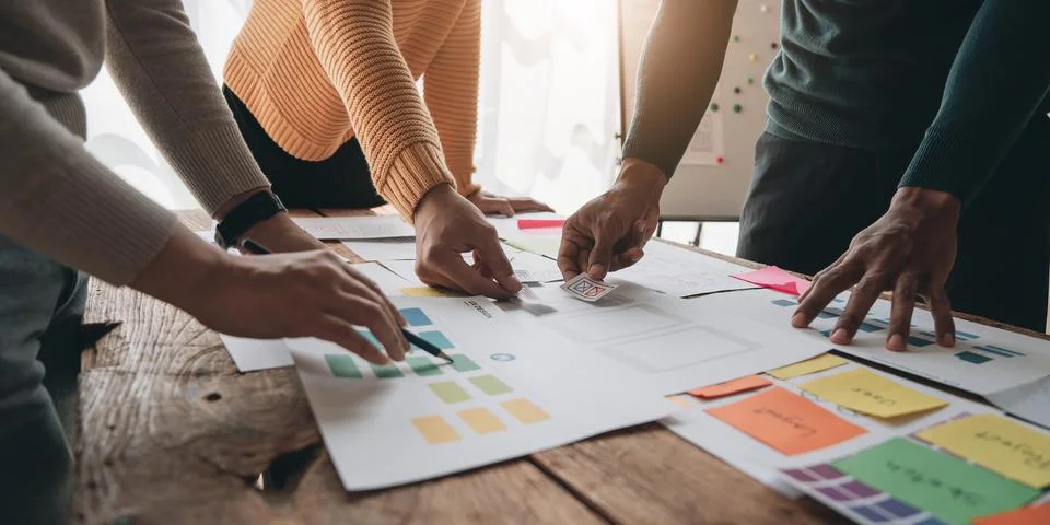 Close up ux developer and ui designer brainstorming about mobile app interface 스톡 사진