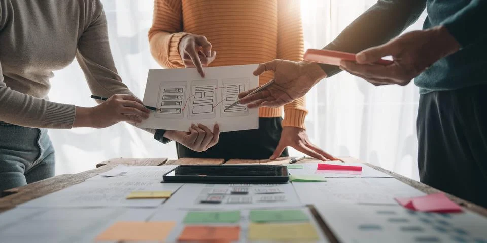 Close up ux developer and ui designer brainstorming about mobile app interface Foto stock