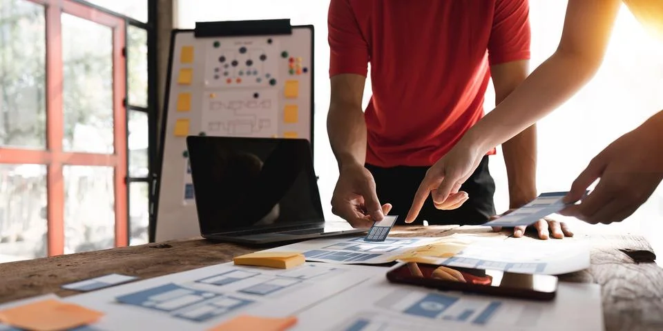 Close up ux developer and ui designer brainstorming about mobile app interface 스톡 사진