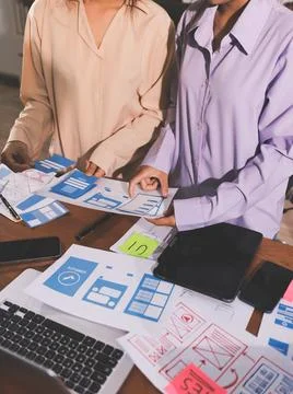 Close up ux developer and ui designer brainstorming about mobile app interf.. 스톡 사진