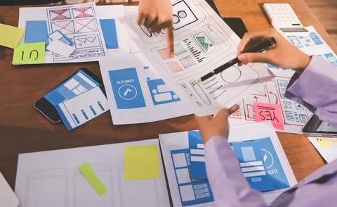 Close up ux developer and ui designer brainstorming about mobile app interf.. 스톡 사진