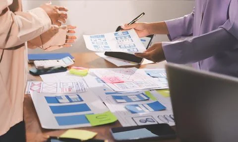 Close up ux developer and ui designer brainstorming about mobile app interf.. 스톡 사진