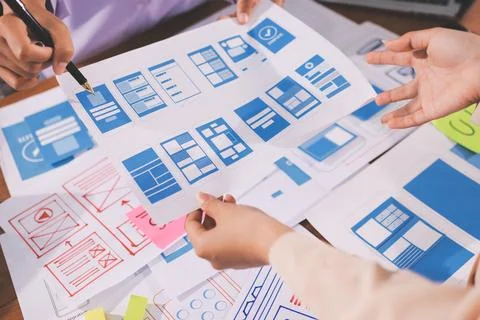 Close up ux developer and ui designer brainstorming about mobile app interf.. 스톡 사진
