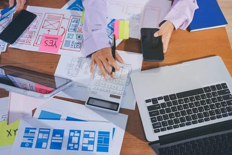 Close up ux developer and ui designer brainstorming about mobile app interf.. 스톡 사진