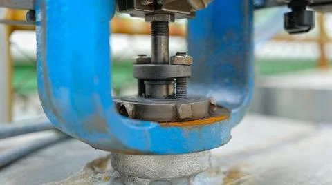 A close-up of a valve stem highlights engineering design, emphasizing effic.. 库存照片
