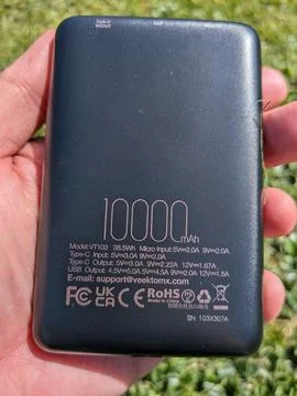 Close-up of Veektomx battery pack back reveals 10,000 mAh Фото