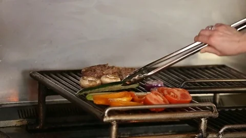 Close up on vegetable kebabs cooking on a bbq Video stock 74716606