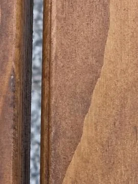 Close-up of vertical gap between two brown wooden planks. Foto stock