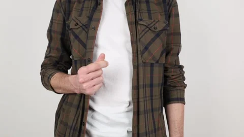 Close up vertical shows man hand, rubbing fingers mimic giving money. Vidéo 307416954