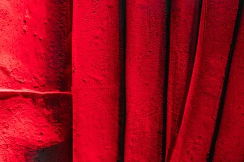 Close-up of a vertical, textured red surface with horizontal lines resembling 写真素材