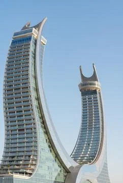 Close-up vertical view of the iconic crescent Katara Towers architecture. 库存照片