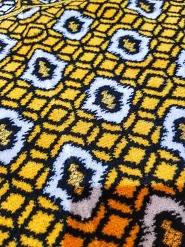 Close-up of a vibrant geometric pattern featuring yellow diamond shapes with  Foto stock