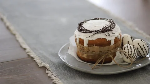 Close-up, video background, Easter bread on a plate with three eggs, copy space 스톡 동영상 128227881