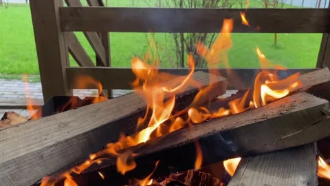 Close-up video captures burning logs in vivid, dancing flames. 库存影片 308280216