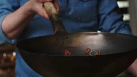 Close up video of chef tossing the dish in the pan Stock-Footage 131589782