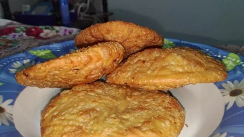 Close-up video of chonge, a traditional crispy, layered flatbread or sweet .. Vídeos de archivo 337037948