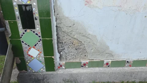 Close-up video of damaged concrete wall with peeling plaster and decorative.. Vídeos de archivo 333790812