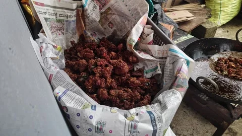 Close-up video of fried chicken kebabs being taken out of the hot oil pan a.. Vídeos de archivo 337037688