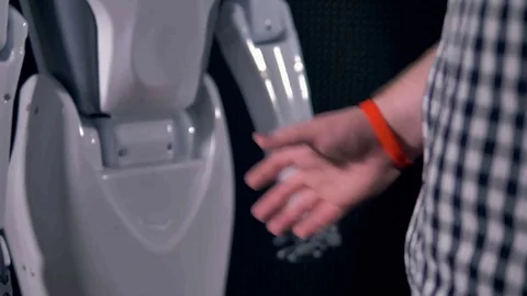 Close-up-video-of-handshake-between-robot-and-human 스톡 동영상 126231483
