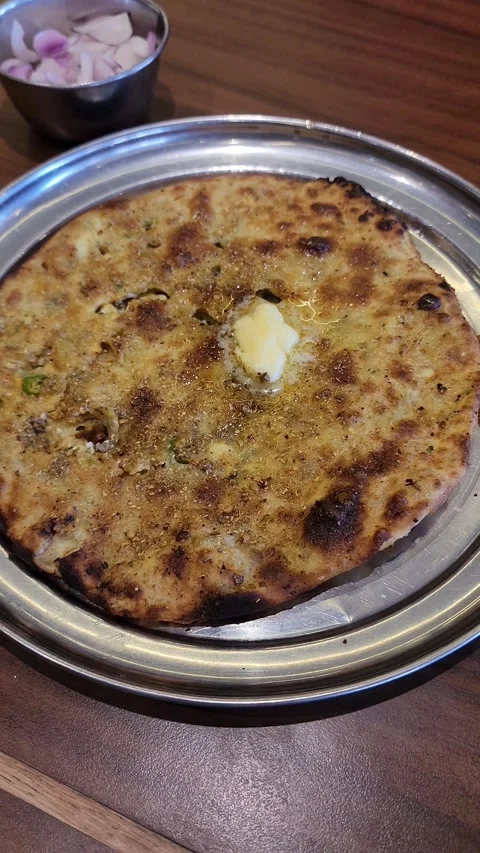 Close-up video of Indian Bread with Butter (Paratha with Butter) Vídeos de archivo 329771810