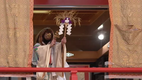 Close-up video of Japanese dancer with an eagle mask during festival of rooster. Vídeo Stock 141966622