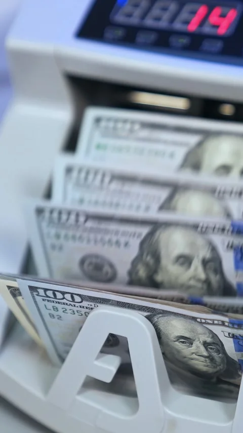 Close up video of money counting machine processing hundred dollar bills, d.. Stock Footage 337633974