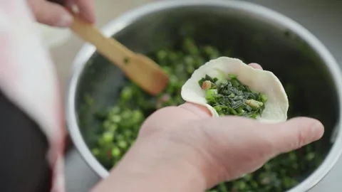 Close up video person making dumplings. Vídeos de archivo 335710657