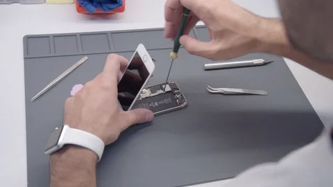 Close-up video showing process of mobile phone repair Vídeo Stock 91335415