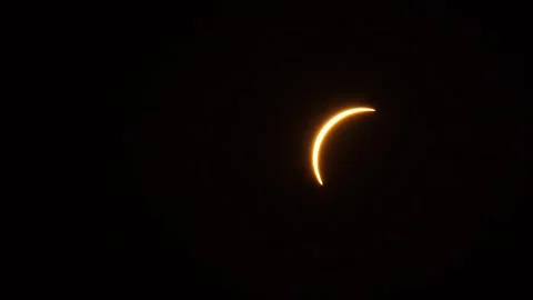 Close-up video of the sun's crescent during a total solar eclipse in Zaragoza 스톡 동영상 342990845