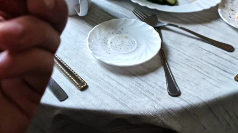 Close up video of two hands tapping onion skin dyed eggs in a traditional 库存影片 335403694