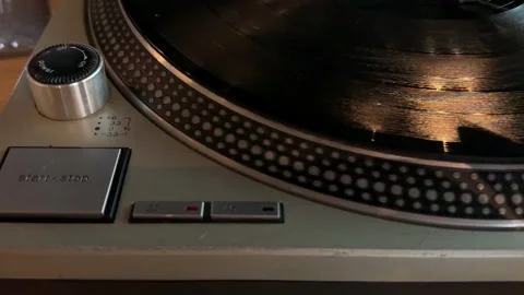 Close-up video of a vinyl record spinning on a turntable in a cafe, illustrating Vidéo 346691225