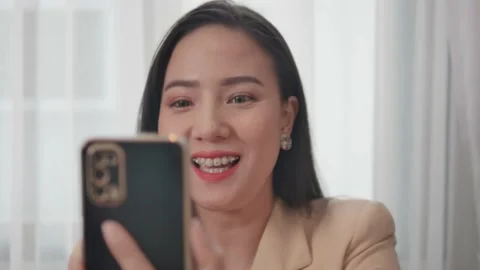 Close-up video of a woman using a cell phone to video chat a friend. Stock-Footage 198112599