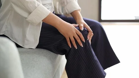 Close up video of a woman's hand massaging her knee due to soreness and pain Stockbeeldmateriaal 337209938